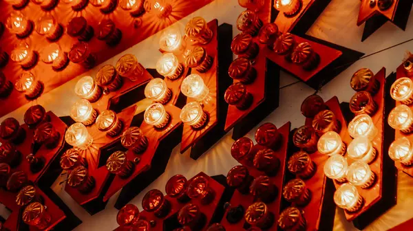 Ilık Retro Ampullü Işıklandırılmış Karnaval Afişleri