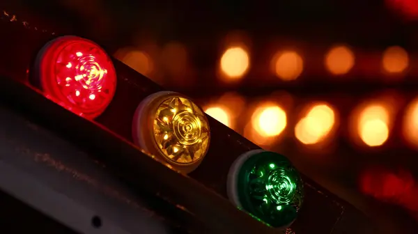 Kırmızı, Sarı ve Yeşil Karnaval Ampulleri Trafik Tarzı Aydınlatma