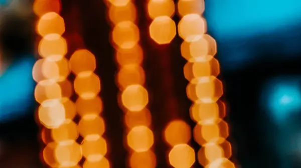 Dikey Sıcak Karnaval Işıkları Dizileri Mavi Arkaplan Odaklanmamış Fuar Platformu