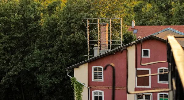 Polonya 'nın Yeni Pozna Bira Fabrikası Çevrelenmiş Yeşillik - Şehir Tarihi Mimarisi