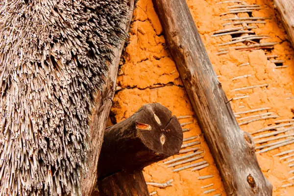 Geleneksel Thatch Çatı ve Kil Yalıtımlı Tahta Kiriş İnşaatı 'nın Yakın Çekimi