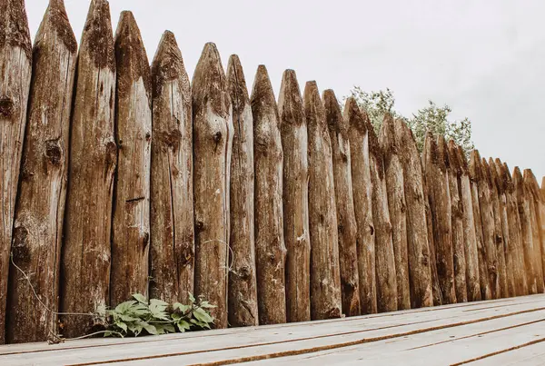 Sivri uçlu Pickets ve Minimalist Güverteli Uzun Ahşap Çit