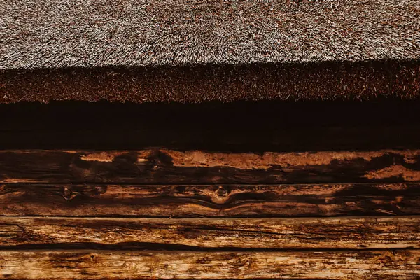 Ahşap Kulübe Duvarı 'nın Üstü Kiremitli Çatı Kenarı