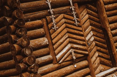 Ahşap Log House 'un köşesinde Chevron Deseni ve Görünür Oluk Boruları var.