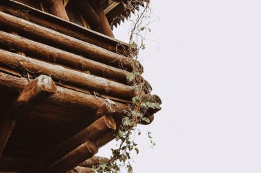 Açığa Çıkan Kereste Kirişleri ile Kırsal Kapalı Ahşap Kulübe Çatı