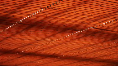 Çapraz Ahşap Pergola Tavan Katı Ilık Aydınlatma ve Doğal Şablonlar