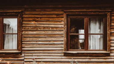 Eski Ahşap Ev Duvarı İki Penceresi Kırsal Kütük Kaplamalı