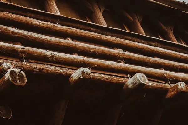 Açık Kereste ve El Yapımı Doku ile Rustik Kütük Çatı Saçaklarının Detaylı Görünümü