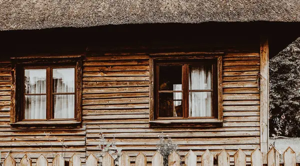 Pencereli ve Çatılı Kırsal Ahşap Ev Önü Görünümü