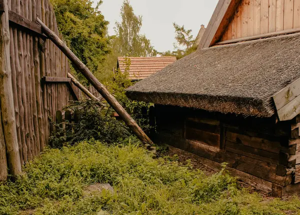 Yamuk yumuk Çatı ve Taşra Destek Polonyalılarıyla Tahta Ahır Görünümü