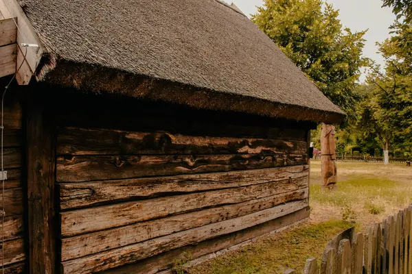 Kırsal Çevrede Çatılı Geleneksel Ahşap Ahır