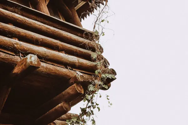 Açığa Çıkan Kereste Kirişleri ile Kırsal Kapalı Ahşap Kulübe Çatı