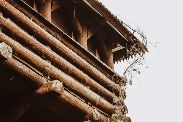 Açığa Çıkan Kereste Kirişleri ile Kırsal Kapalı Ahşap Kulübe Çatı