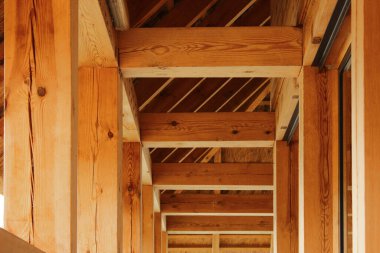 Kereste Kalın kirişler ve Açık Ahşap Mimaride Destek Sütunları ile Ağır Kereste Çatı Yapısı