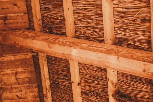 Kırsal Mimaride Dikey Thatch Yalıtımı ile Geleneksel Tahta Çatı