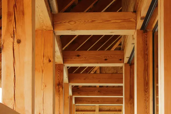 Kereste Kalın kirişler ve Açık Ahşap Mimaride Destek Sütunları ile Ağır Kereste Çatı Yapısı