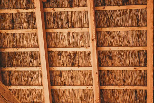 Yoğun Thatched Çatı ve Dikey Tahta Desteğiyle Rustik Tavan