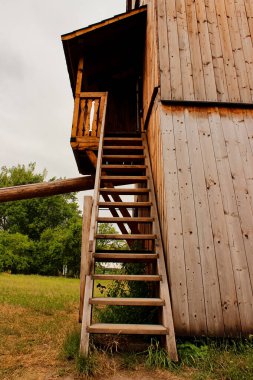 Geleneksel Polonya Tahta Yel Değirmeni Merdiveni ve Kırsal Detaylı Yan Görünüm