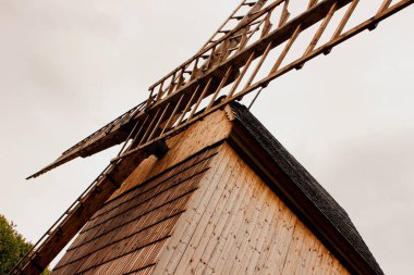 Bulutlu Gökyüzü Altında Uzun Bıçaklı Polonya Tahta Yel Değirmeninin Üst Yarısı