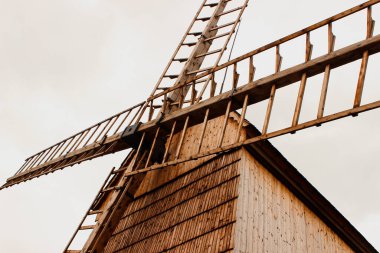 Klasik Slav Yel Değirmeni Bıçak Yapısı Kereste Yüzü ve Açısal Kompozisyonu