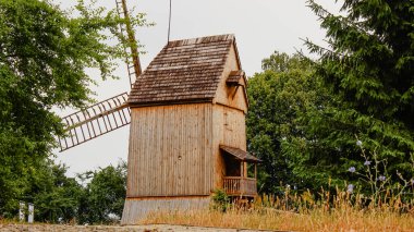 Doğa ile çevrili geleneksel Polonya Slav Yel değirmeninin yan görünüşü