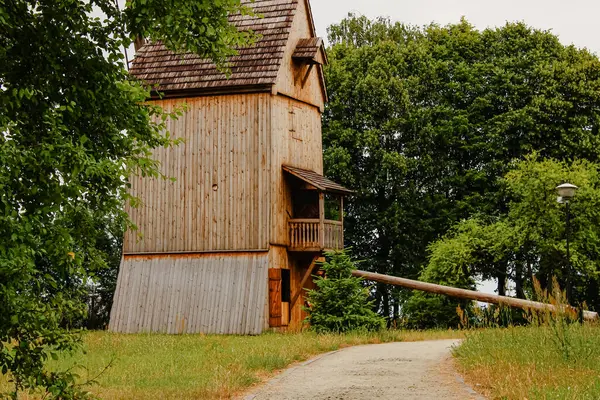 Kırsal Yol 'daki kırsal yel değirmeni Ağaçlar ve Tarlalarla çevrili