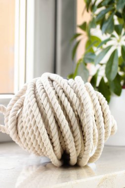 Windowsill 'de Dikey Sarılmış Pamuk İpi - DIY ve Kamp Aracı Odaklama