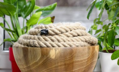 Ahşap Kasede Kalın Kahverengi Jüt İpi - Kırsal Hizmetler ve El Sanatları Malzemeleri Resmi