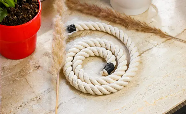 Tahta Yüzeyde Beyaz Pamuk Halat Sarmalı Doğal Hayatta Kalma ve Zanaat Projeleri Dekorasyonu