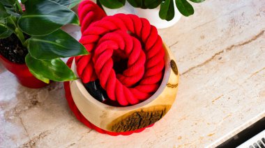 Dekoratif Kasede Kırmızı Sentetik Halat Sarmalı - Modern Tekne ve Tasarım Aksesuar