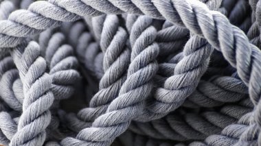 Açık Gri Naylon Halatın Yakın Çekim Dokusu- Denizcilik ve Kamp Tasarımı İçin Endüstriyel Detay