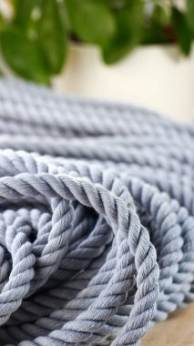 Doğal Işık Yumuşak Aracı ve Deniz Teması ile Sarılmış Açık Gri Sentetik Halat