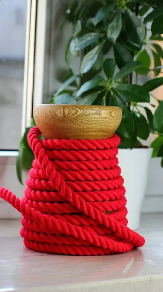 Tahta Spool ile Parlak Kırmızı Sentetik Bobin - Denizcilik, DIY ve Hayatta Kalma Projeleri için ideal