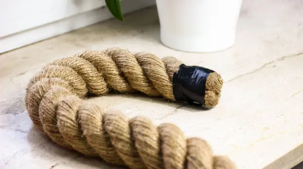 Parlak Pencere Pervazında Siyah Fastener ile Deniz Biçimli Halat