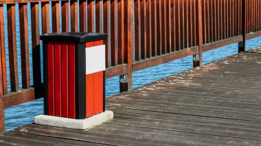 Ahşap İskeledeki Çöp Kutusu - Atık Yönetim, Ekoloji ve Çevre Kirliliği Bilinci