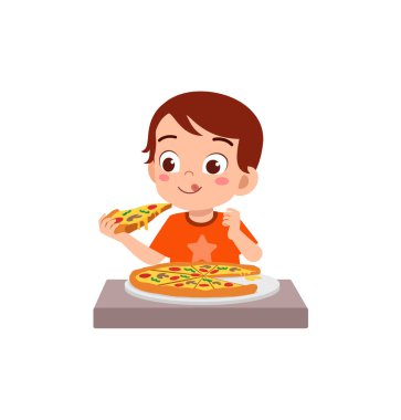 Küçük çocuk pizza yiyor ve mutlu.