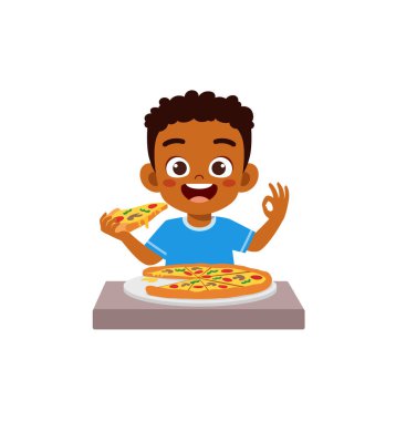 Küçük çocuk pizza yiyor ve mutlu.