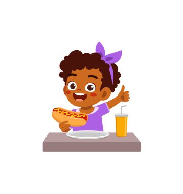 Küçük çocuk sosisli yer ve mutlu olur.