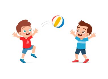 Küçük çocuk arkadaşıyla voleybol oynuyor ve mutlu.