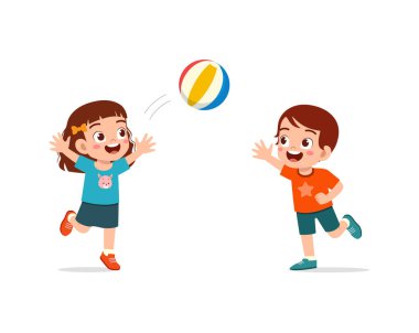 Küçük çocuk arkadaşıyla voleybol oynuyor ve mutlu.