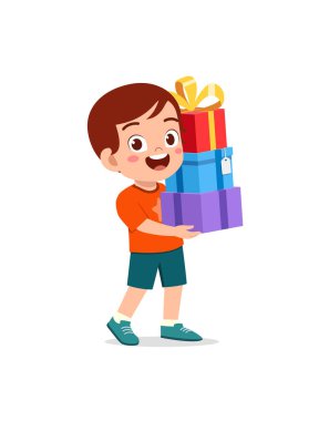 Küçük çocuk hediye kutusunu tutuyor ve yürüyor.