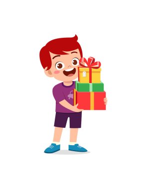Küçük çocuk hediye kutusunu tutuyor ve yürüyor.