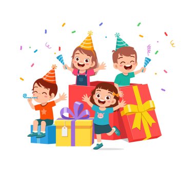 Küçük çocuk doğum gününü kutluyor ve büyük hediye kutusunda oynuyor.