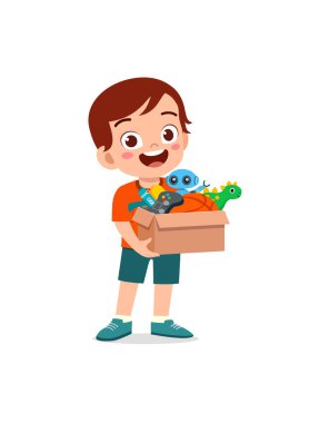 Küçük çocuk ayakta duruyor ve bağış için oyuncak dolu bir kutu tutuyor.