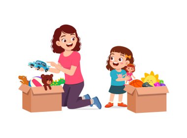 Küçük çocuk oyuncaklarını kutuya koyup annesine bağışladı.