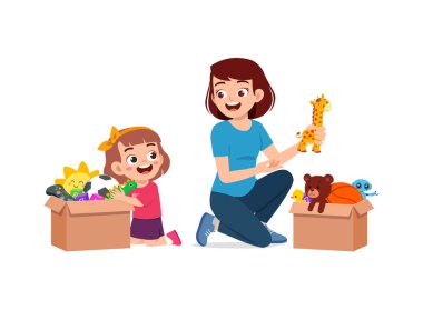 Küçük çocuk oyuncaklarını kutuya koyup annesine bağışladı.