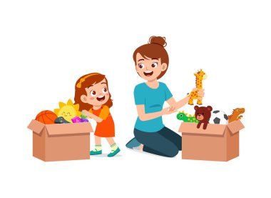 Küçük çocuk oyuncaklarını kutuya koyup annesine bağışladı.