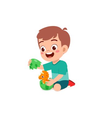Küçük çocuk dinozor oyuncağıyla oynar ve mutlu olur.