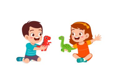 Küçük çocuk arkadaşıyla dinozor oyuncağı oynuyor ve mutlu oluyor.