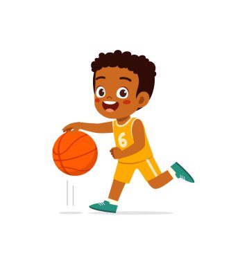 Küçük çocuk basketbol oynar ve mutlu olur.